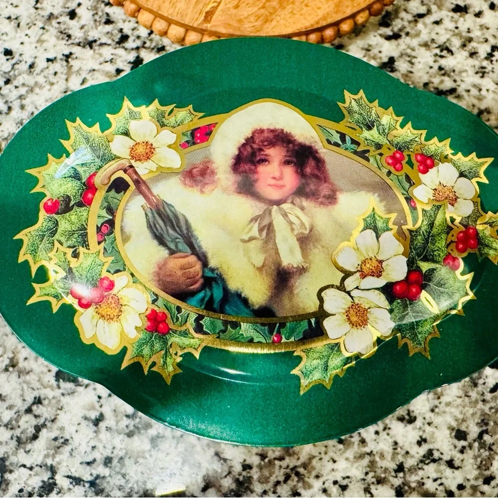 Vintage Avon Tea Tin with Winter Scene‎ Made in England